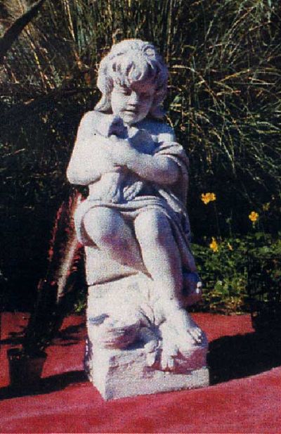 Statua bimba con colomba