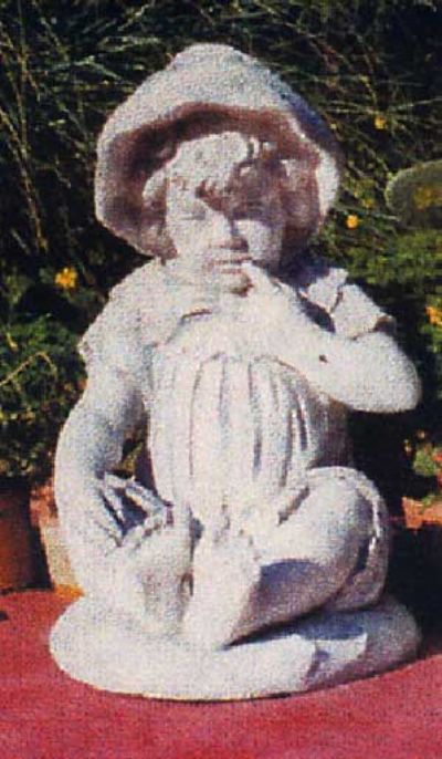 Statua neonata seduta