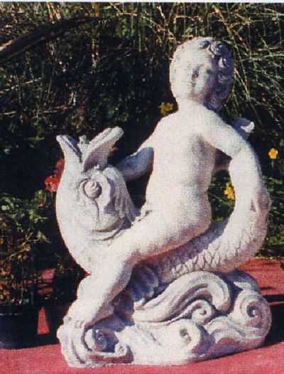 Statua putto sul delfino